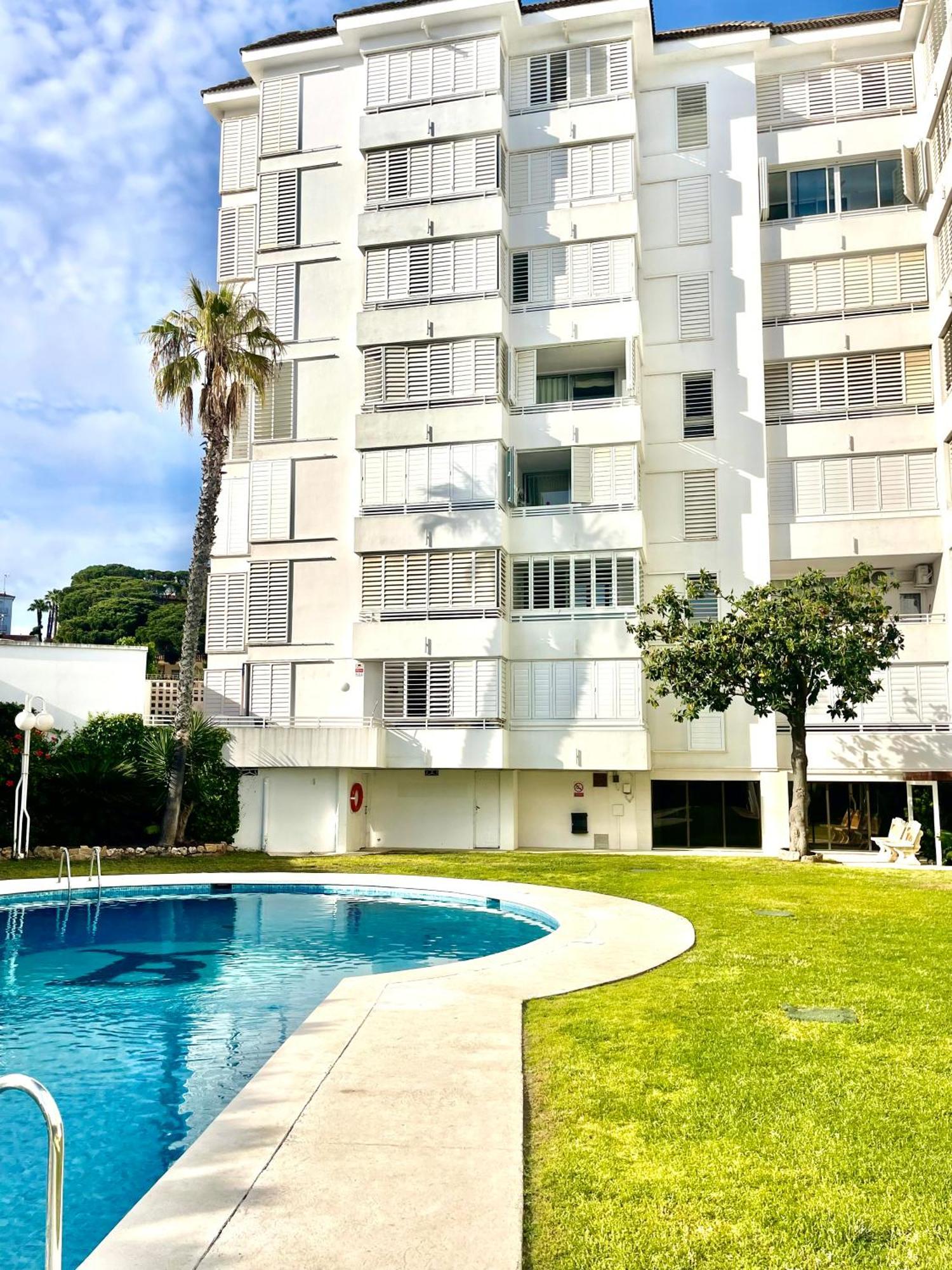 Seahomes Vacations, La Mer Bleue, Beach&Pool, Pk, Full Equipped In Fenals Beach يوريت دي مار المظهر الخارجي الصورة